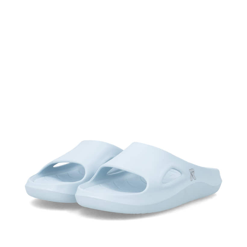 Blaue Rieker Damen Pantoletten W3450-11 mit flexibler und ultraleichter Sohle. Schuhpaar seitlich schräg.