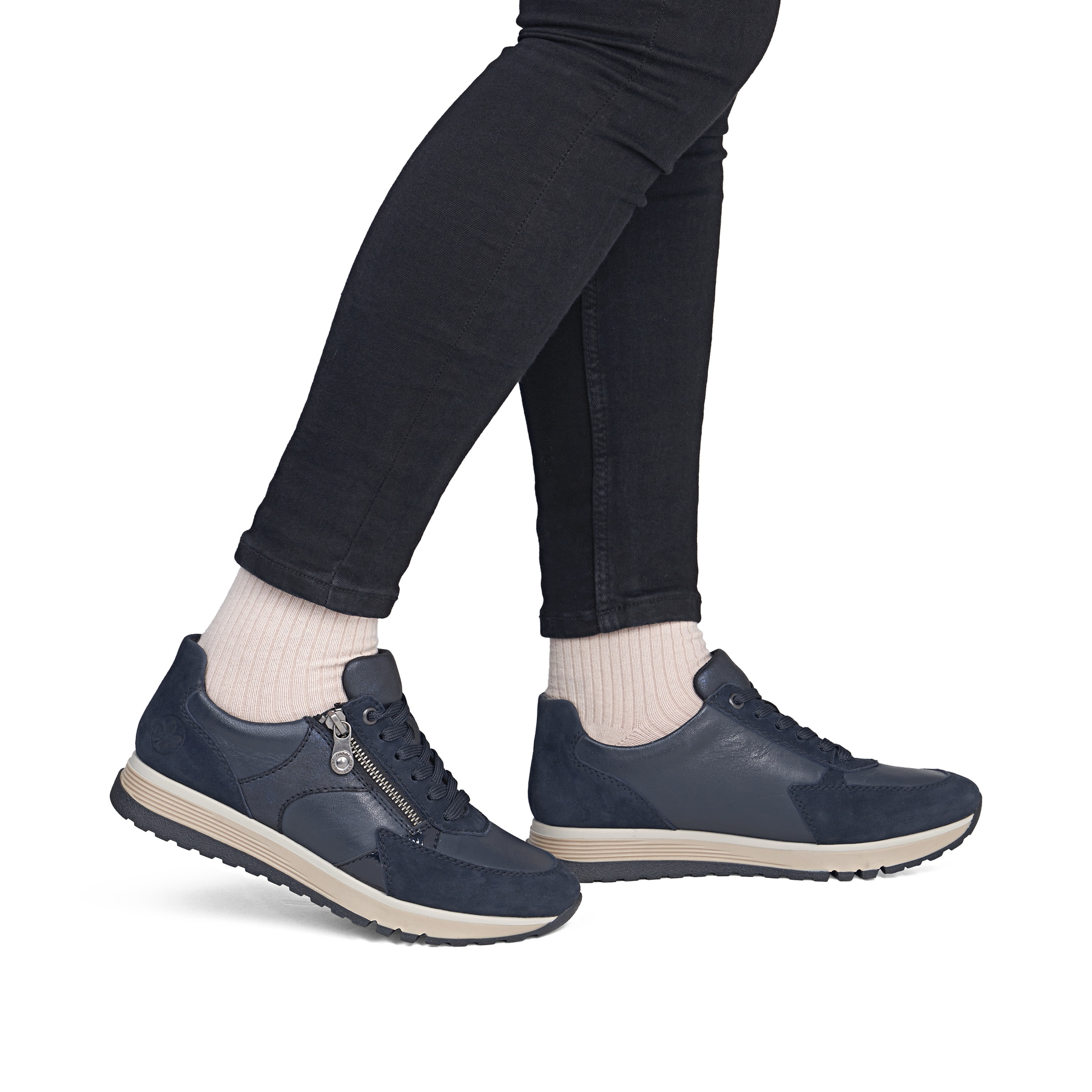 Dunkelblaue Rieker Damen Sneaker Low 49010-14 aus Rauleder mit Reißverschluss. Schuh am Fuß.