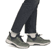Khaki-schwarze Rieker Damen Slipper 53153-54 mit Gummizug sowie der Extraweite H. Schuh am Fuß.