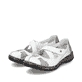 Weiße Rieker Damen Slipper 46367-80 mit einem Klettverschluss. Schuhpaar seitlich schräg.