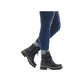
Tiefschwarze Rieker Damen Biker Boots 72621-00 mit Schnürung und Reißverschluss. Schuh am Fuß