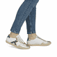 Baskets basses Rieker blanches femme L9700-81 avec finition métallisée. Chaussure au pied.