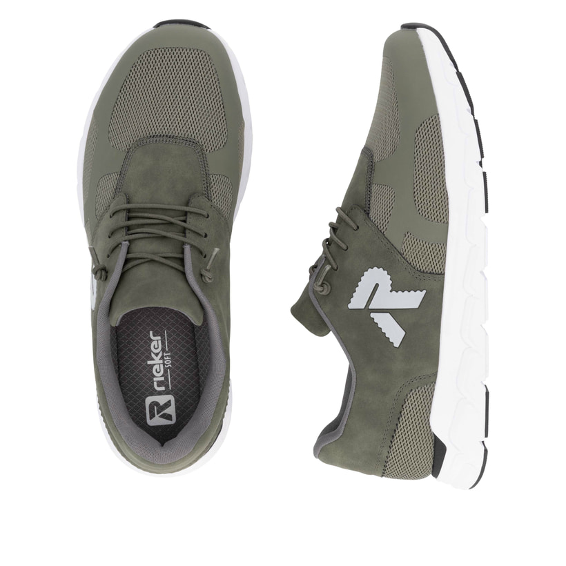 Grüne Rieker Herren Sneaker Low 09100-54 mit einer Gummischnürung. Schuh von oben, liegend.