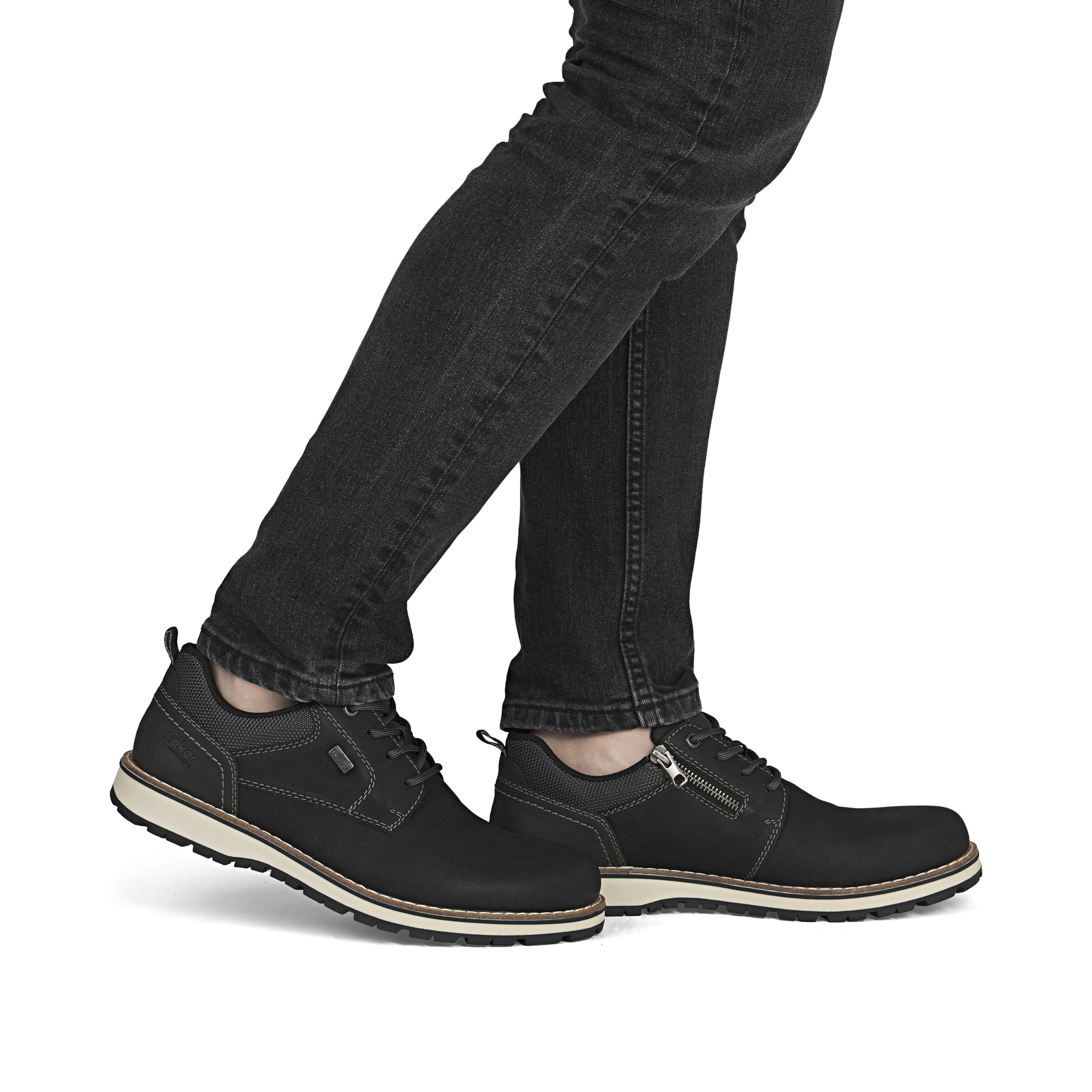 Schwarze Rieker Herren Schnürschuhe 38406-00 mit wasserabweisender TEX-Membran. Schuh am Fuß.