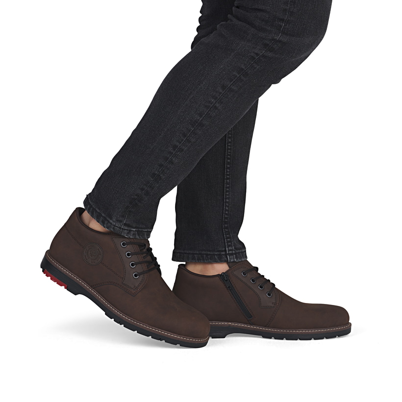 Dunkelbraune Rieker Herren Schnürstiefel 10539-22 aus Rauleder. Schuh am Fuß.