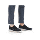 Blaue Rieker Herren Slipper 13155-14 mit Elastikeinsatz sowie Komfortweite G 1/2. Schuh am Fuß.