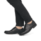 
Mitternachtsschwarze Rieker Herren Schnürschuhe 10304-00 mit einer Profilsohle. Schuh am Fuß