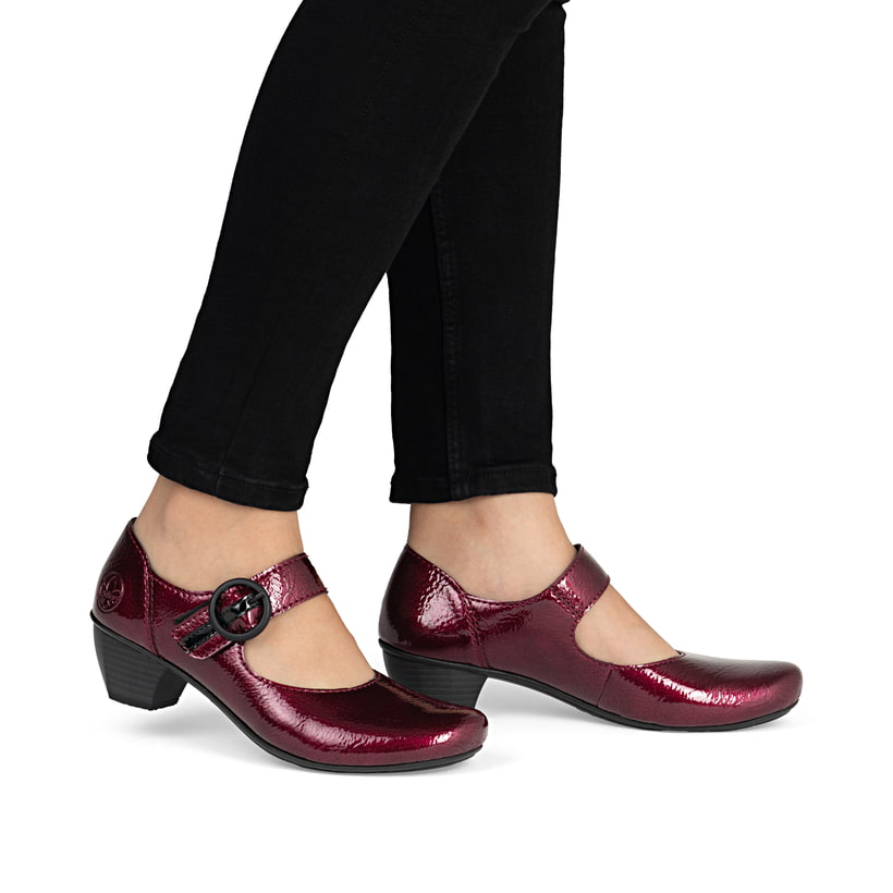 Escarpins Rieker rouges pour femme 41756-33 avec boucle. Chaussure au pied.