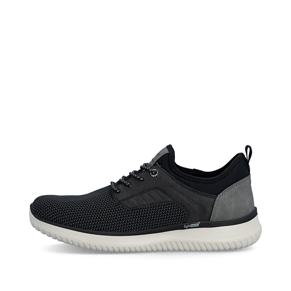 Schwarze Rieker Herren Slipper B9651-00 mit einem Gummizug sowie Komfortweite G. Schuh Außenseite.