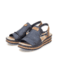 Blaue Rieker Keilsandaletten 62962-14 mit modischen Raffungen sowie Gummizug. Schuhpaar seitlich schräg.