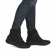 Schwarze Rieker Damen Schnürstiefel 55031-00 mit einem Reißverschluss. Schuh am Fuß.