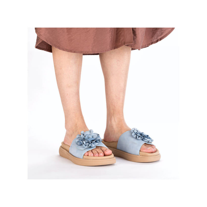 Mules Rieker bleues pour femme V1562-10 avec fleur décorative. Chaussure au pied.