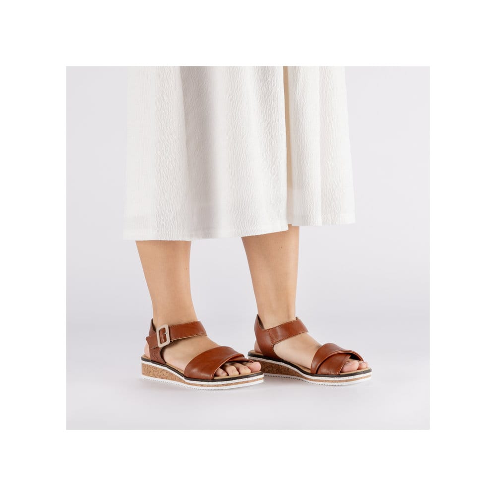 Sandales compensées Rieker marron femme V3691-22 avec boucle tendance. Chaussure au pied.