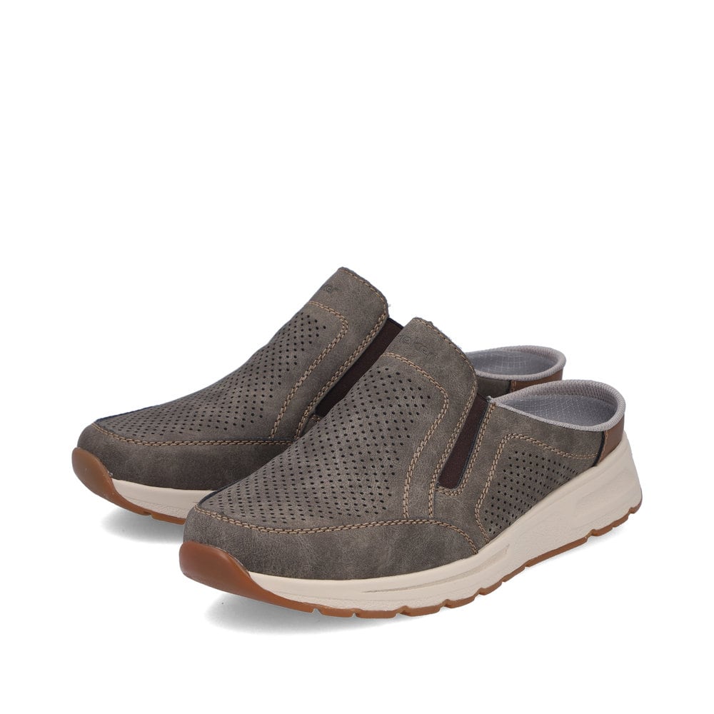 Braune Rieker Herren Clogs B0760-25 mit einem Gummizug sowie der Komfortweite G. Schuhpaar seitlich schräg.