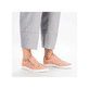 Orangene Rieker Damen Slipper 52826-38 mit Reißverschluss sowie Löcheroptik. Schuh am Fuß.