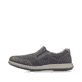 Schwarze Rieker Herren Slipper 17363-00 mit einem Gummizug sowie Extraweite H. Schuh Außenseite.