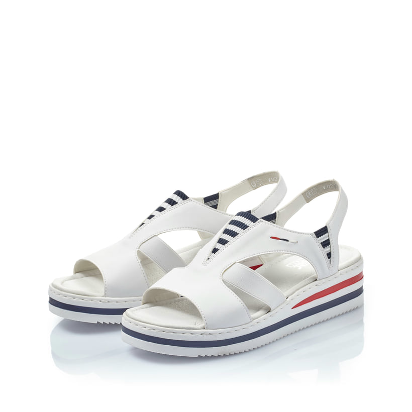Weiße Rieker Keilsandaletten V02Y5-80 mit Gummizug sowie schmaler Passform E 1/2. Schuhpaar seitlich schräg.