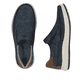 Blaue Rieker Herren Slipper 16952-14 mit einem Gummizug sowie der Extraweite H. Schuh von oben, liegend.