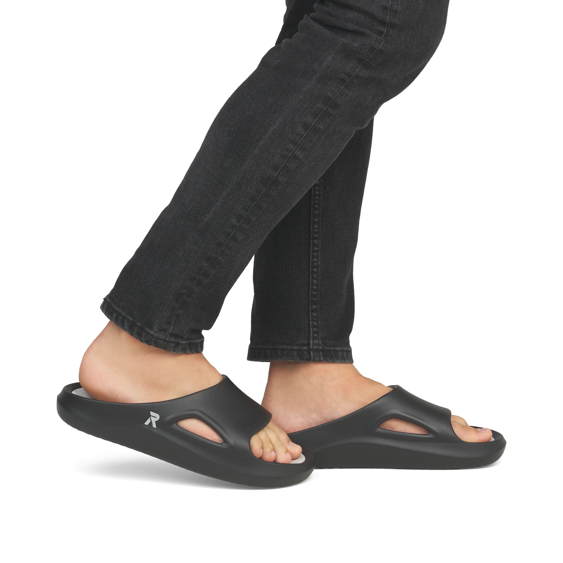 Schwarze Rieker Herren Pantoletten U3450-00 mit einer ultraleichten Sohle. Schuh am Fuß.