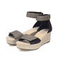 Schwarze Rieker Keilsandaletten 68793-00 mit einem Klettverschluss. Schuhpaar seitlich schräg.
