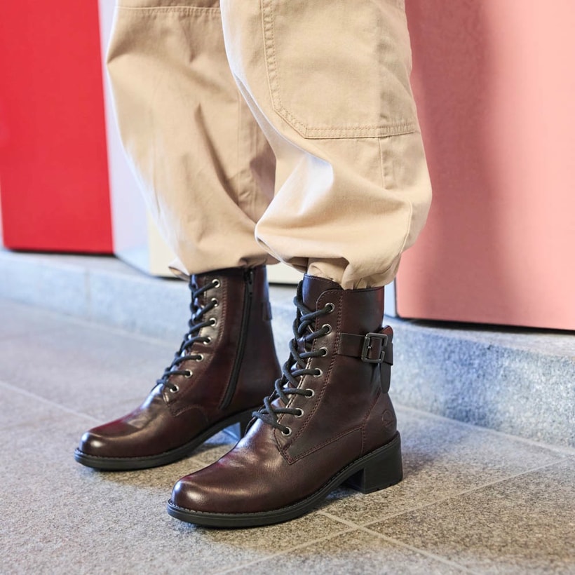 Rote Rieker Damen Stiefeletten 75431-35 getragen