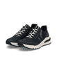 Blaue Rieker Damen Sneaker Low M6601-14 mit modernen Ziernähten. Schuhpaar seitlich schräg.