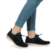 Blaue Rieker Damen Slipper N4290-14 mit einem Gummizug. Schuh am Fuß.