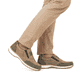 Beige Rieker Herren Slipper 03354-64 mit Elastikeinsatz sowie Extraweite H. Schuh am Fuß.