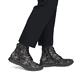 Schwarze Rieker Damen Schnürstiefel 53632-90 mit floralem Aufdruck. Schuh am Fuß.