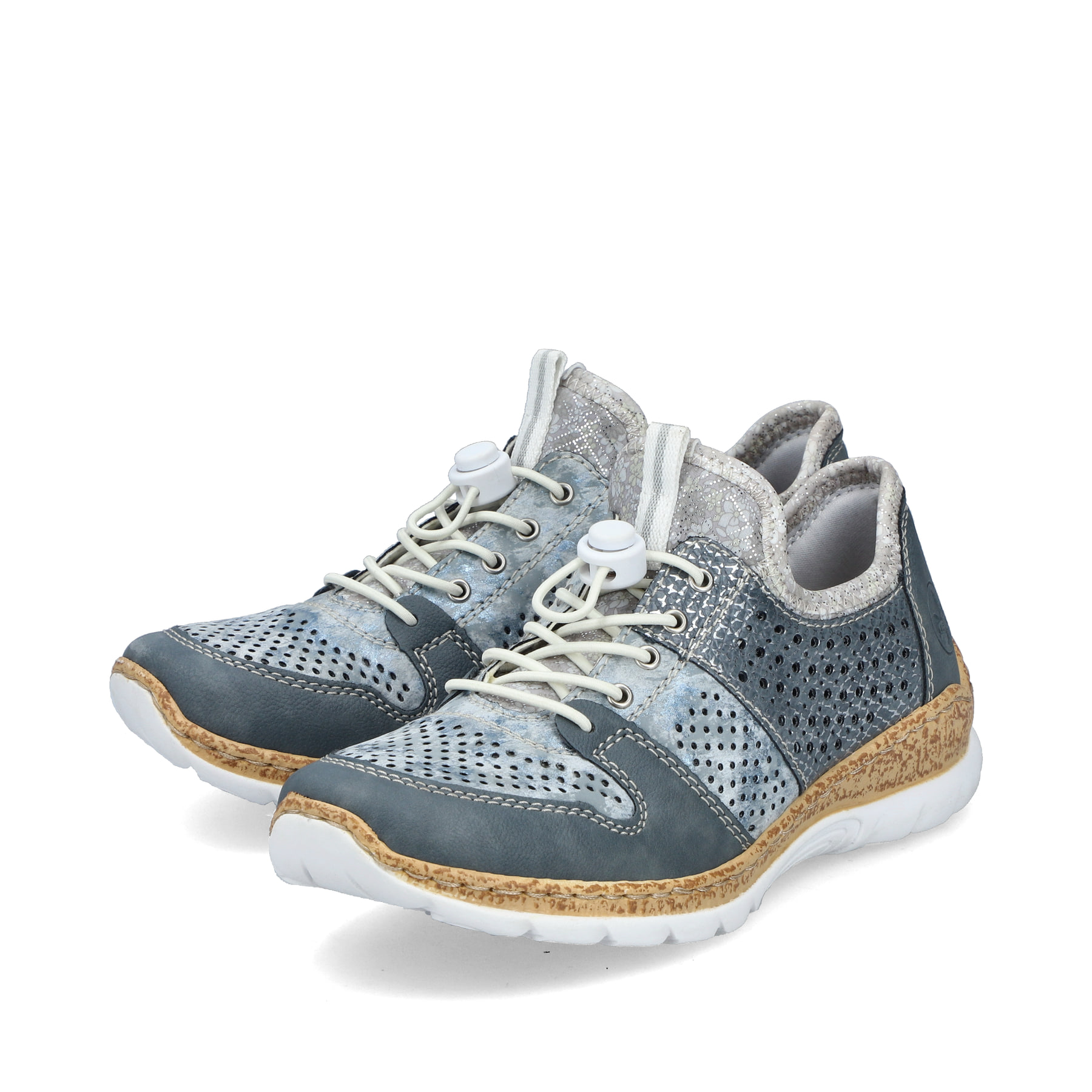 Blaue Rieker Damen Slipper N4255-12 mit einem Gummizug. Schuhpaar seitlich schräg.