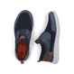 Blaue Rieker Herren Slipper B9643-14 mit einem Gummizug sowie der Komfortweite G. Schuh von oben, liegend.