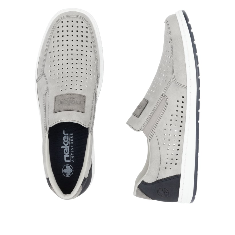 Graue Rieker Herren Slipper 18267-40 mit einem Gummizug sowie Komfortweite G 1/2. Schuh von oben, liegend.