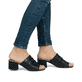 Schwarze Rieker Damen Pantoletten 64687-00 mit einer schockabsorbierenden Sohle. Schuh am Fuß.