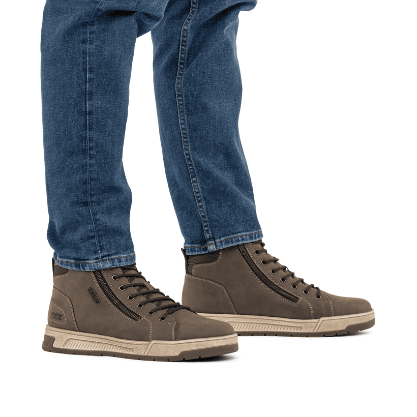 Braune Rieker Herren Sneaker High 36033-24 mit wasserabweisender TEX-Membran. Schuh am Fuß.
