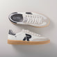Weiße Rieker Herren Sneaker Low U2200-83 mit einer Schnürung. Schuhpaar von oben, seitlich auf grauem Hintergrund.
