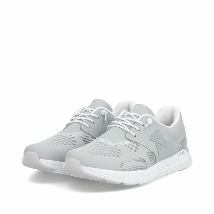 Graue Rieker Herren Sneaker Low 09100-40 mit Schnürung sowie abgesetztem Logo. Schuhpaar seitlich schräg.