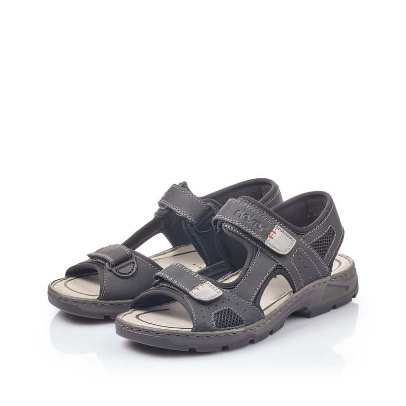 Schwarze Rieker Herren Trekkingsandalen 26156-02 mit einem Klettverschluss. Schuhpaar seitlich schräg.