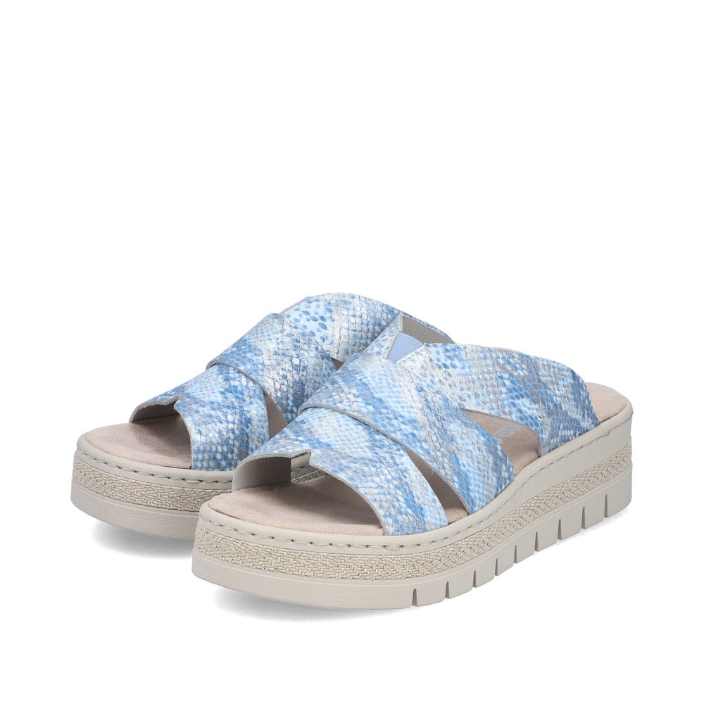 Blaue Rieker Damen Pantoletten V4989-10 mit angesagtem Animal-Print. Schuhpaar seitlich schräg.