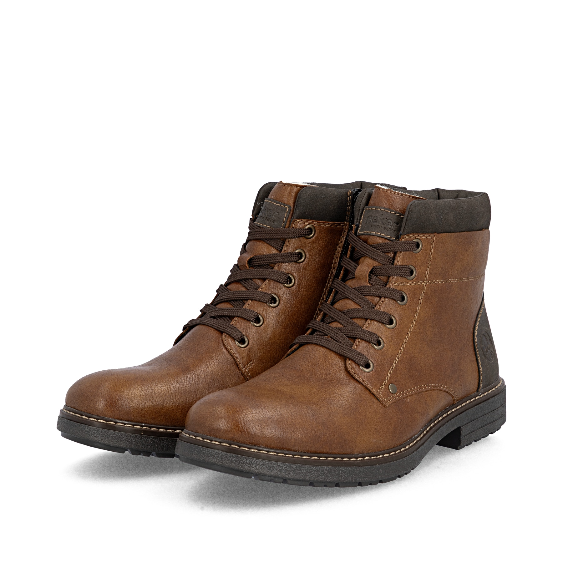 Karamellbraune Rieker Herren Schnürstiefel 33140-25 mit einer robusten Profilsohle. Schuhpaar schräg.