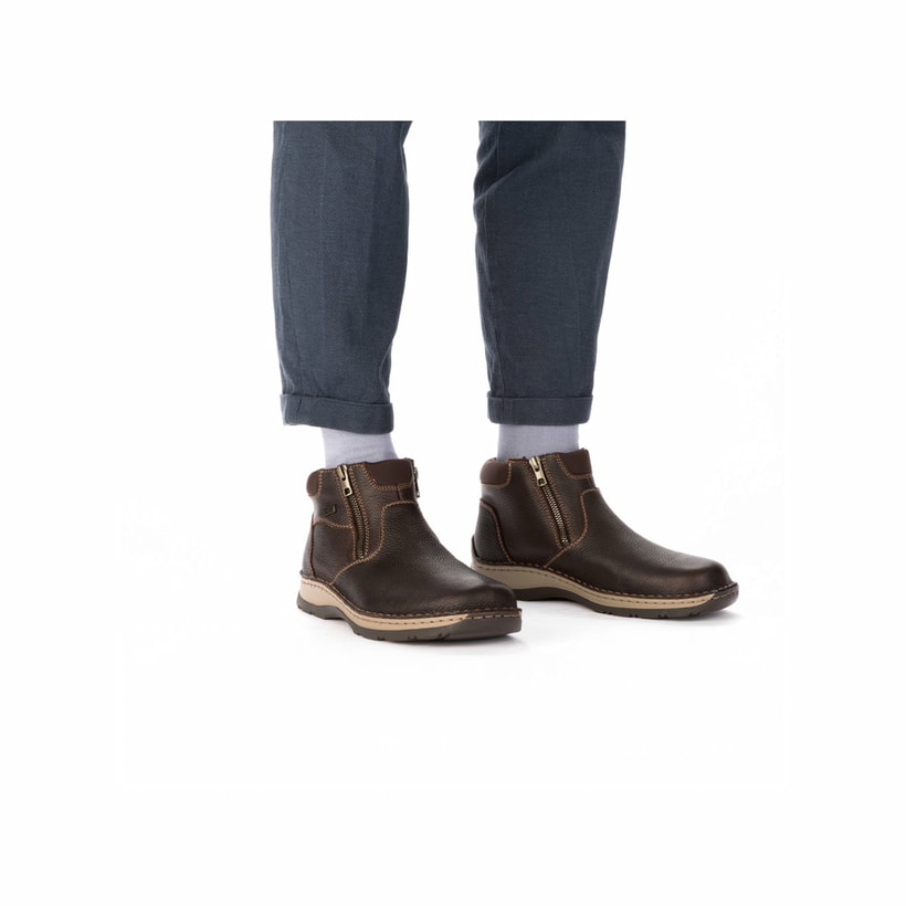 Braune Rieker Herren Kurzstiefel 05362-25 aus Glattleder. Schuh am Fuß.