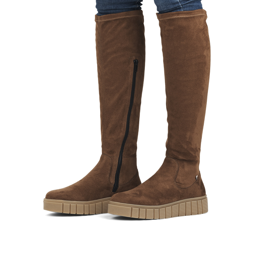 Braune Rieker Damen Hochschaftstiefel W1080-24 mit TR-Sohle mit weichem EVA-Inlet. Schuh am Fuß.