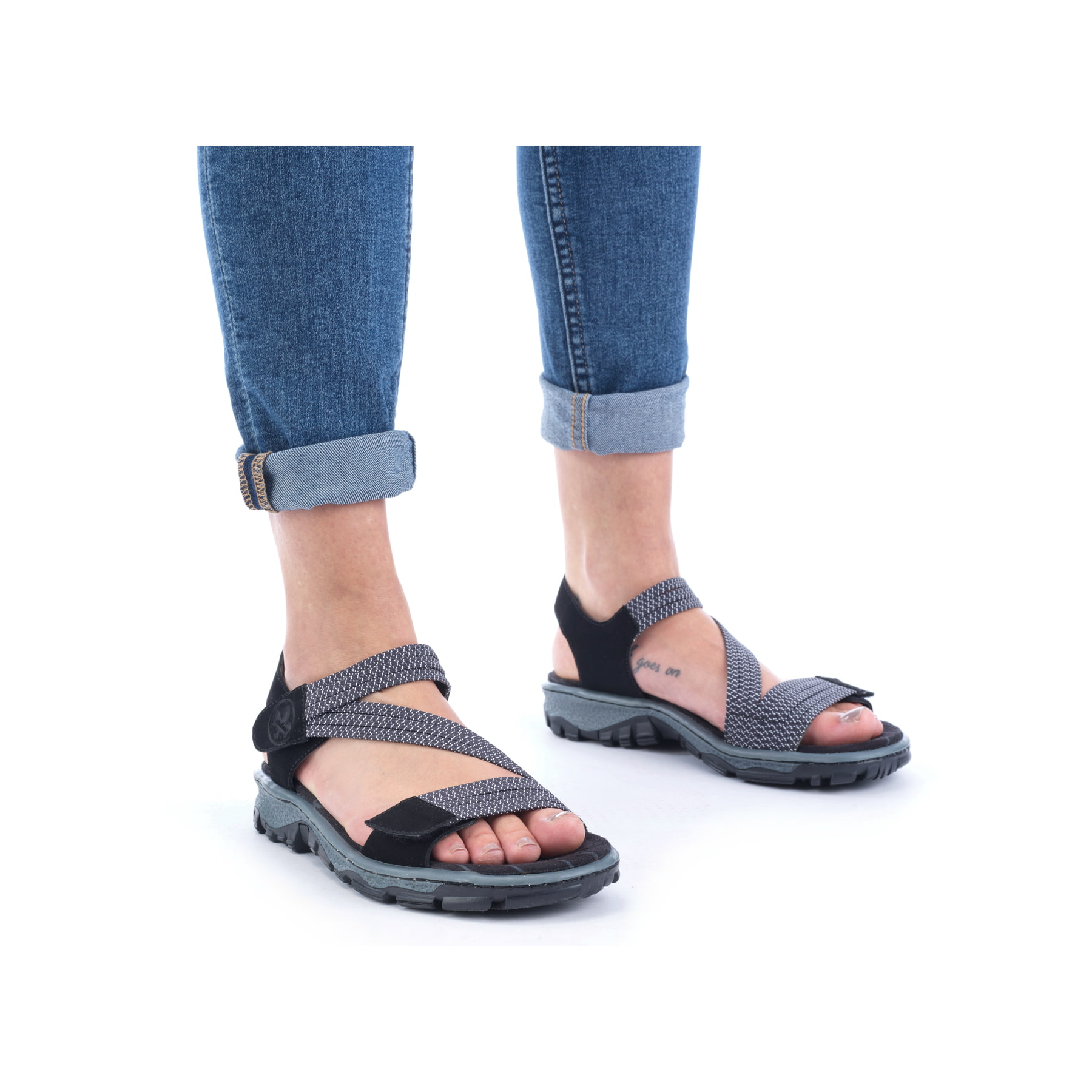 Schwarze Rieker Damen Trekkingsandalen 68871-00 mit einem Klettverschluss. Schuh am Fuß.