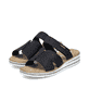 Schwarze Rieker Damen Pantoletten V0622-00 mit moderner Spannnaht. Schuhpaar seitlich schräg.