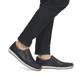 Blaue Rieker Herren Slipper 08868-15 mit Elastikeinsatz sowie Löcheroptik. Schuh am Fuß.