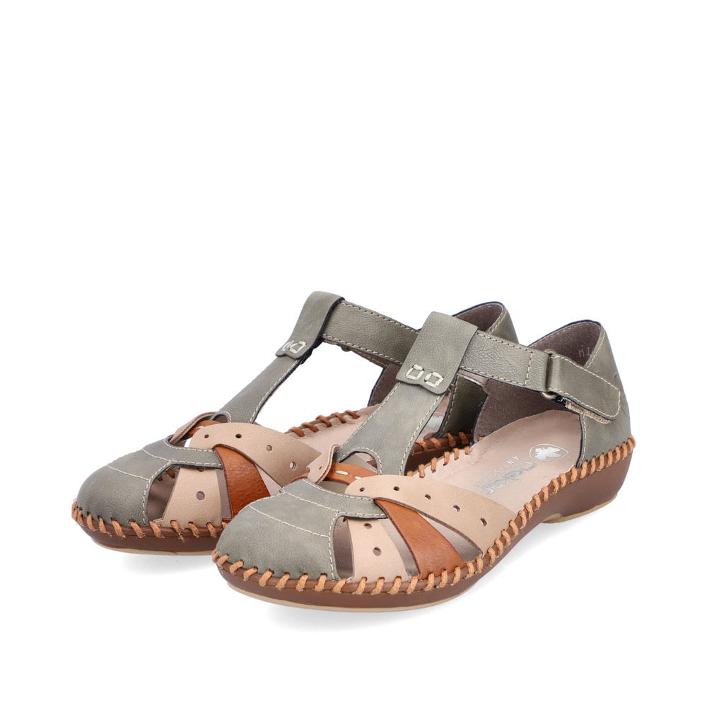 Grünbraune Rieker Damen Sandalen M1655-54, Barfußschuhe mit modernen Ziernähten. Schuhpaar seitlich schräg.