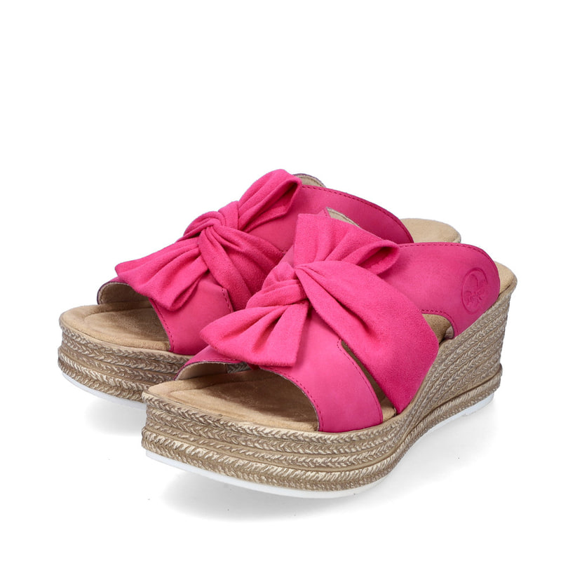 Rosane Rieker Damen Pantoletten 68789-31 mit dekorativer Schleife sowie Gummizug. Schuhpaar seitlich schräg.