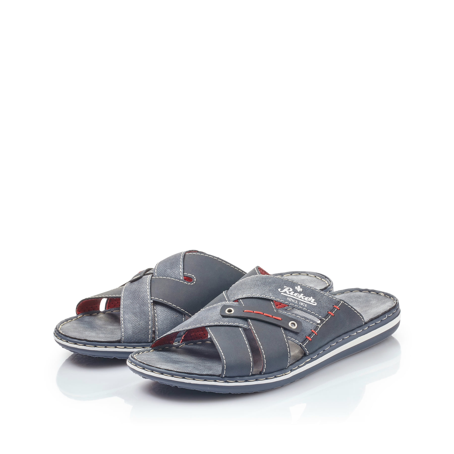 Blaue Rieker Herren Pantoletten 21099-15 mit der Komfortweite G. Schuhpaar seitlich schräg.