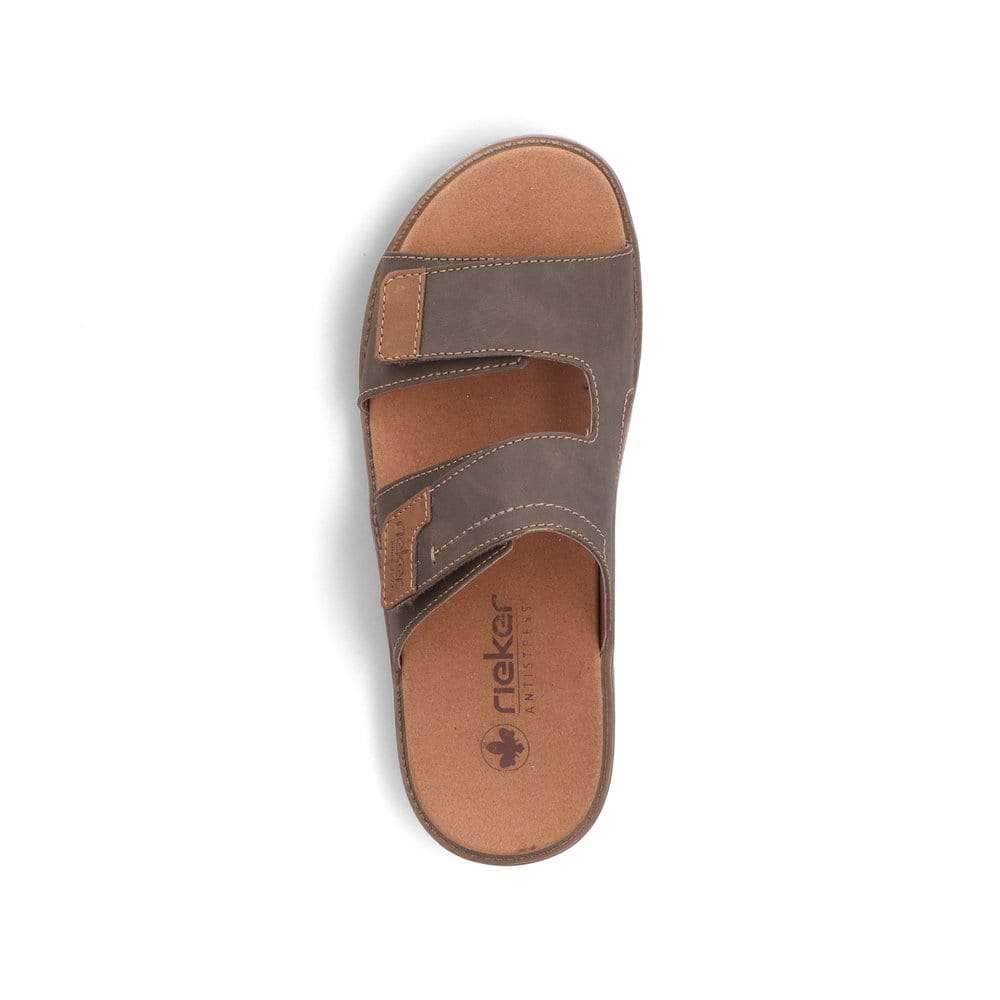 Braune Rieker Herren Pantoletten 24394-25 mit modernen Ziernähten. Schuh von oben.