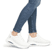 Weiße vegane Rieker Damen Sneaker Low W2701-80 mit einer Schnürung. Schuh am Fuß.