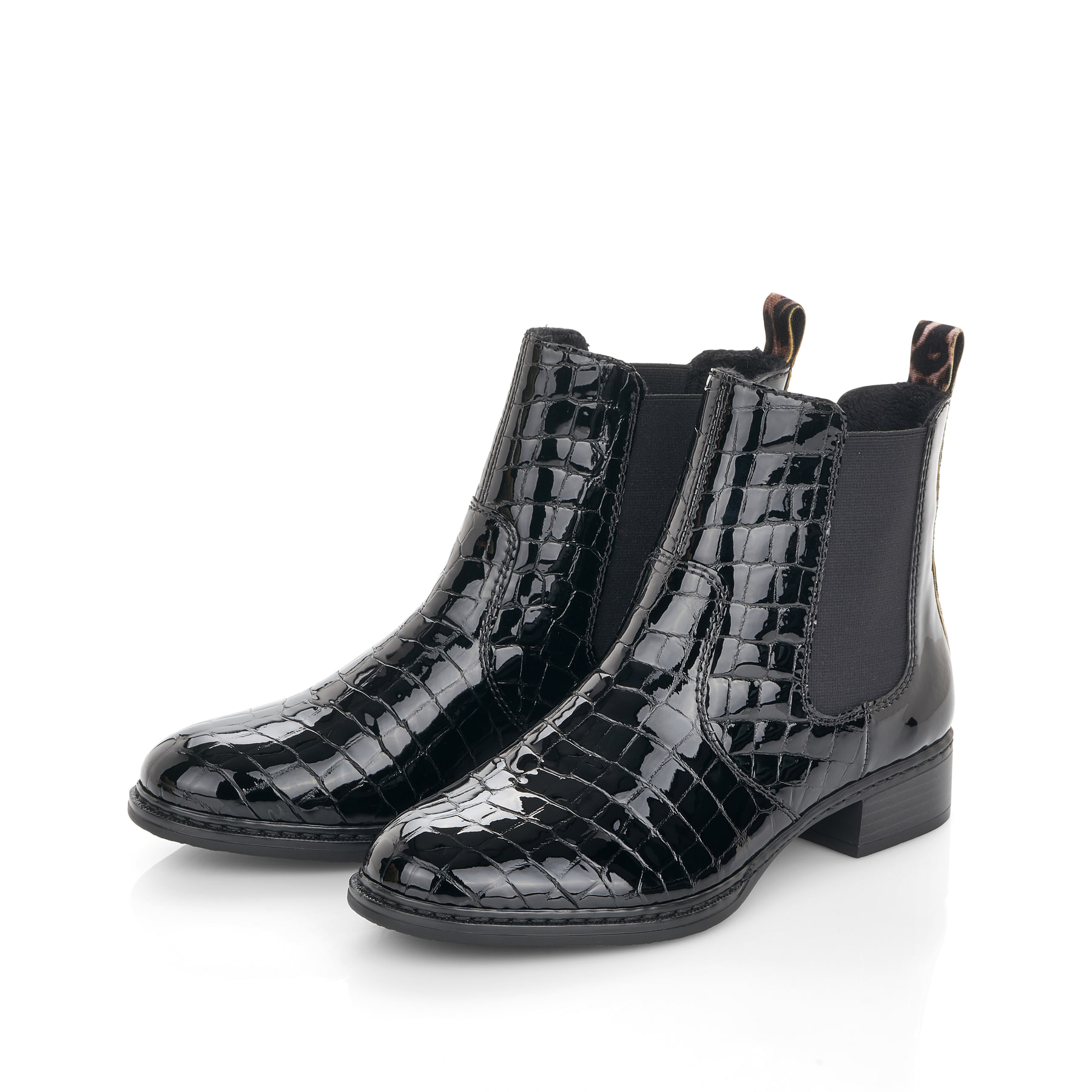Urbanschwarze Rieker Damen Chelsea Boots 73494-00 mit Elastikeinsatz. Schuhpaar seitlich schräg.